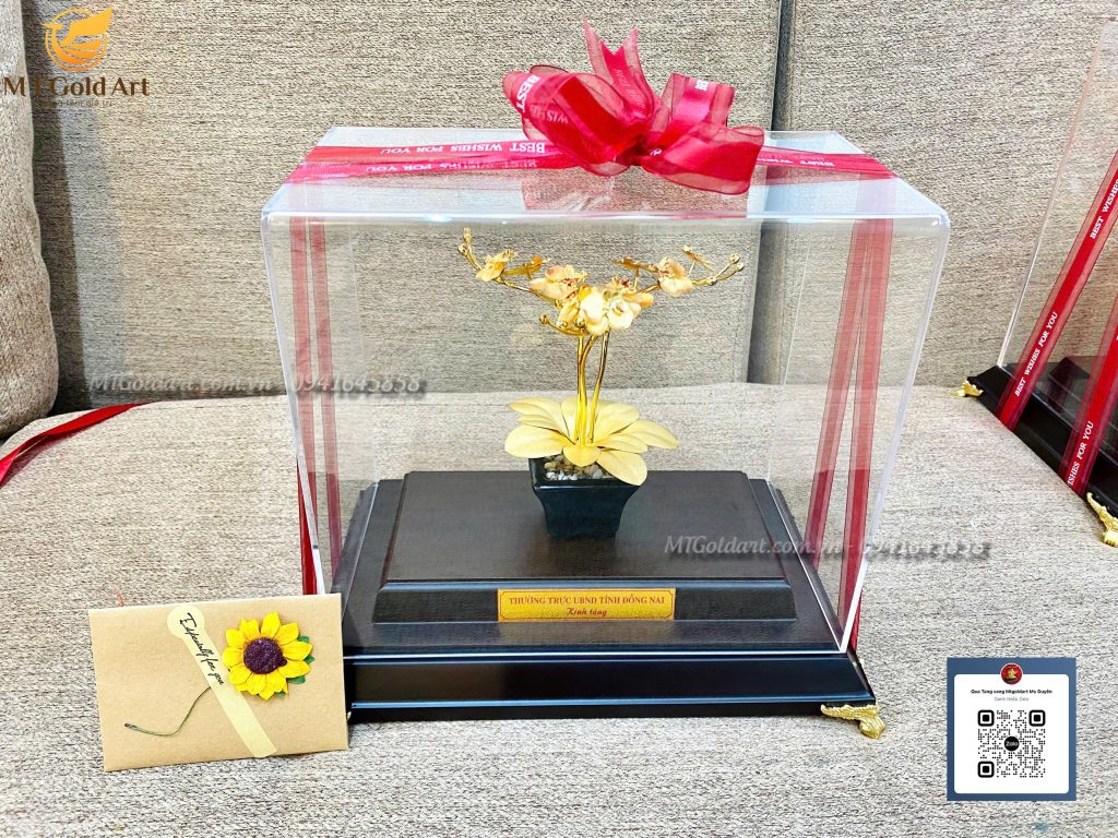 quà tặng lãnh đạo cấp cao thường trực UBND Tỉnh Đồng Nai kính tặng- chậu hoa lan dát vàng