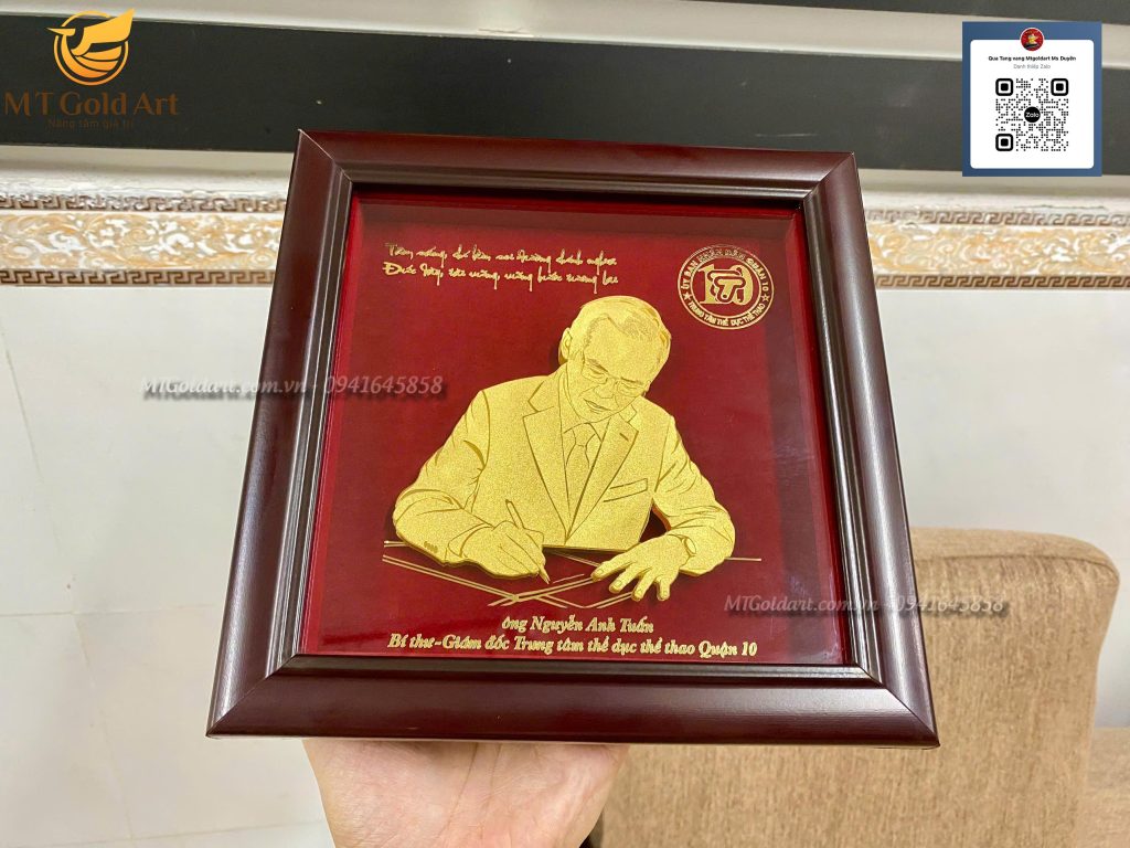 quà tặng sếp độc đáo- tranh chân dung ông Nguyễn Anh Tuấn- Bí Thư- Giám Đốc trung tâm thể dục thể thao Quận 10
