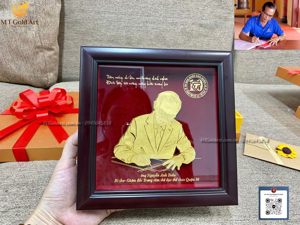 quà tặng sếp độc đáo- tranh chân dung ông Nguyễn Anh Tuấn- Bí Thư- Giám Đốc trung tâm thể dục thể thao Quận 10