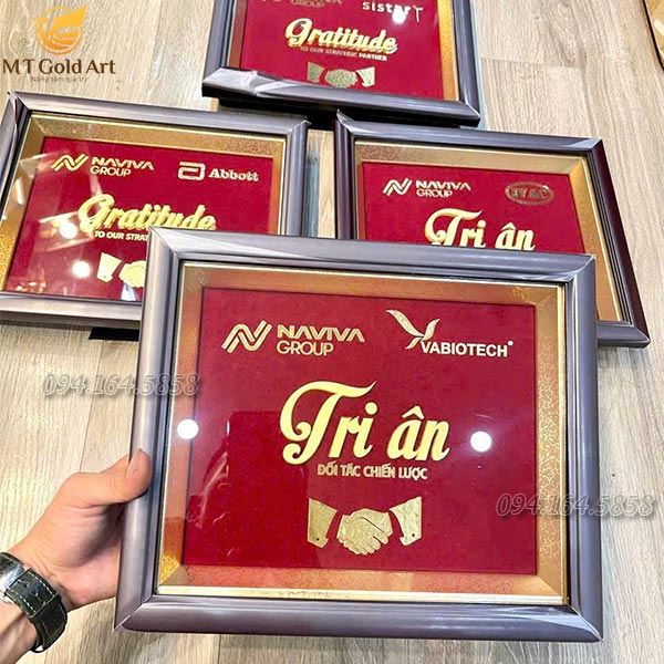 Giải Mã 4 Món Quà Tri Ân Đối Tác Chiến Lược: Tuyệt Phẩm Vàng Từ NAVIVA Group và VABIOTECH quà tri ân đối tác chiến lược naviva group- sistar- tranh chữ tri ân thiết kế theo yêu cầu