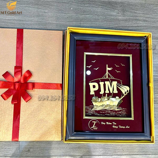 Quà Kỷ Niệm 7 Năm Thành Lập Từ Đội Ngũ PJM: Tình Cảm Gắn Bó & Đẳng Cấp MT Gold Art quà kỷ niệm 7 năm thành lập PJM- tranh thuyền logo dát vàng