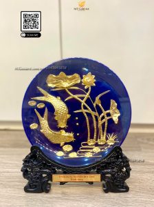 quà tặng lãnh đạo bệnh viện phụ sản - đĩa cá chép hoa sen dát vàng
