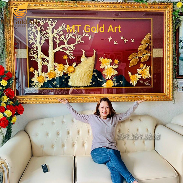 hình ảnh khách hàng vui vẻ hài lòng khi nhận quà tặng MT Gold Art