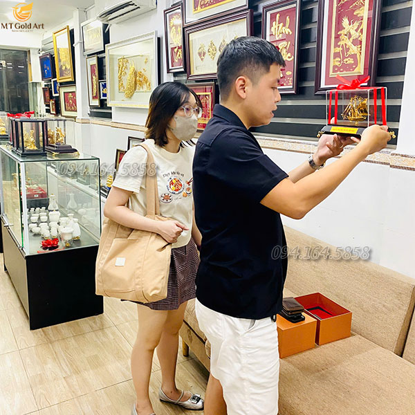 khách hàng mua hàng trực tiếp tại cửa hàng quà vàng Mtgoldart
