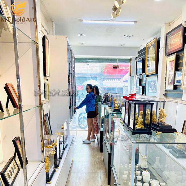khách hàng mua quà vàng trực tiếp tại cửa hàng quà vàng Mtgoldart