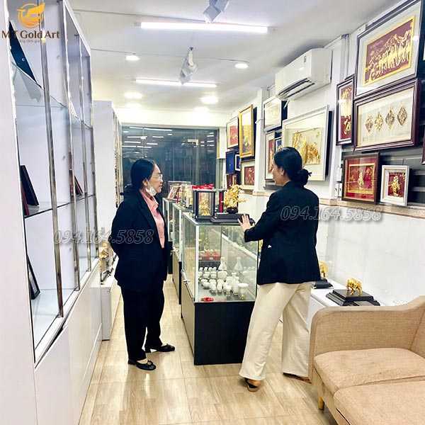 khách hàng mua quà vàng trực tiếp tại cửa hàng quà vàng Mtgoldart