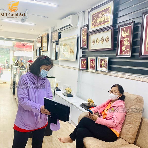 khách hàng mua quà vàng trực tiếp tại cửa hàng quà vàng Mtgoldart