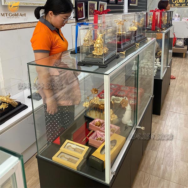 khách hàng mua quà vàng trực tiếp tại cửa hàng quà vàng Mtgoldart