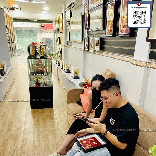 khách hàng mua quà vàng trực tiếp tại cửa hàng quà vàng Mtgoldart