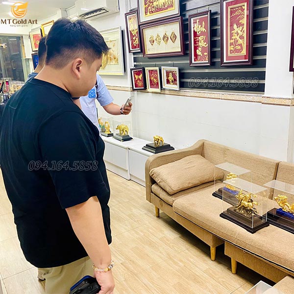 Trải Nghiệm Mua Sắm "Quà Vàng" Cao Cấp Tại Showroom MT Gold Art - Tại Sao Lại Thu Hút Đến Thế? khách hàng mua quà vàng trực tiếp tại cửa hàng quà vàng Mtgoldart