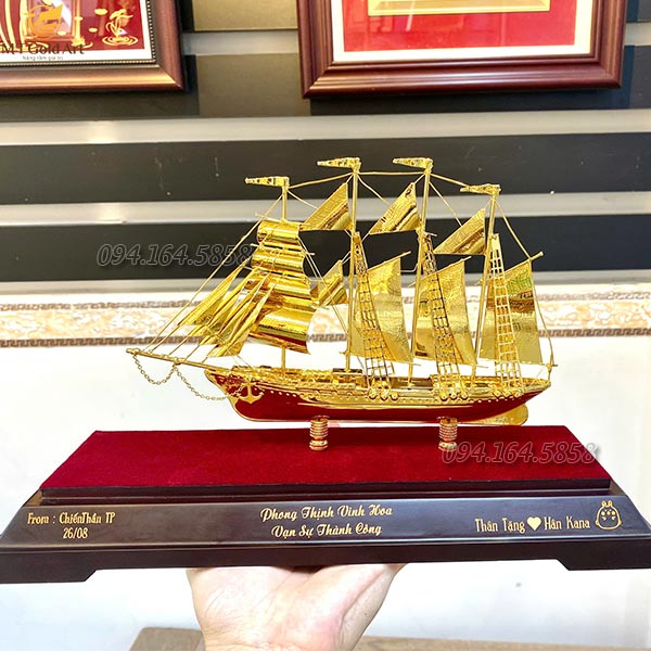 quà tặng đồng nghiệp cao cấp- mô hình thuyền mạ vàng