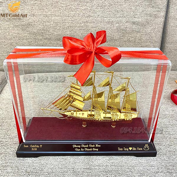 quà tặng đồng nghiệp cao cấp- mô hình thuyền mạ vàng