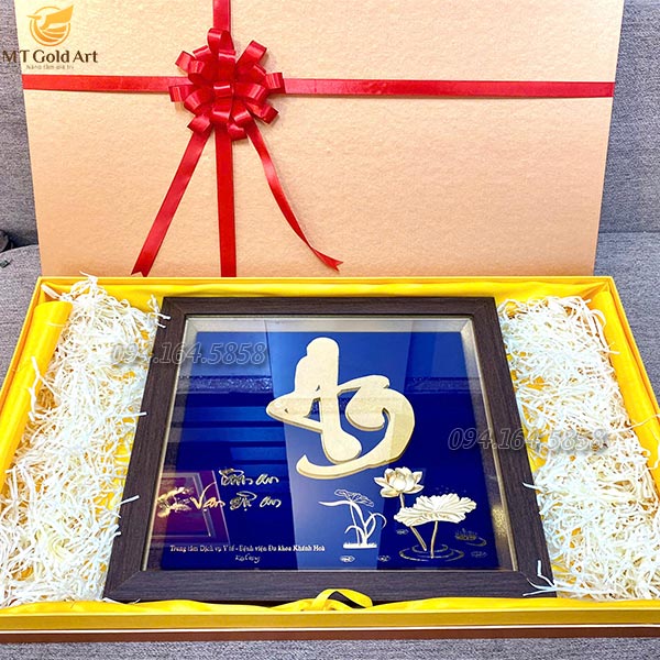 quà tặng lãnh đạo trung tâm dịch vụ ý tế- bệnh viện đa khoa Khánh Hòa- tranh chữ An hoa sen dát vàng