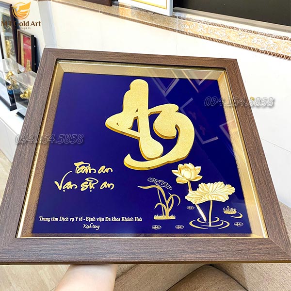 quà tặng lãnh đạo y tế trung tâm dịch vụ ý tế- bệnh viện đa khoa Khánh Hòa- tranh chữ An hoa sen dát vàng