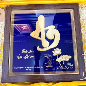 qua tang lanh dao benh vien da khoa khanh hoa tranh chu an hoa sen3