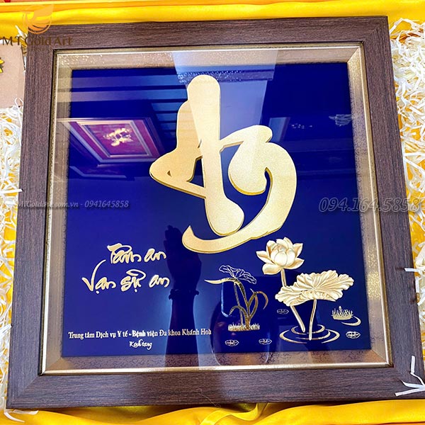 quà tặng lãnh đạo y tế trung tâm dịch vụ ý tế- bệnh viện đa khoa Khánh Hòa- tranh chữ An hoa sen dát vàng