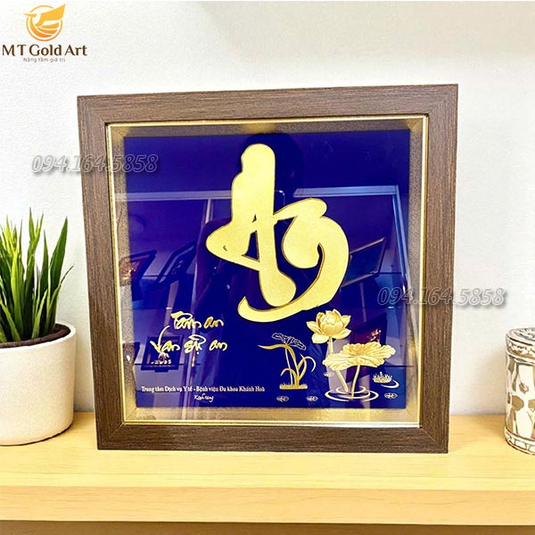 quà tặng lãnh đạo y tế trung tâm dịch vụ ý tế- bệnh viện đa khoa Khánh Hòa- tranh chữ An hoa sen dát vàng