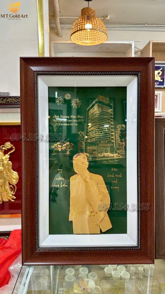 quà tặng sếp độc lạ anh trương hữu hiệp- phó giám đốc ngân hàng BIDV- chi nhánh Sài Gòn- tranh chân dung dát vàng
