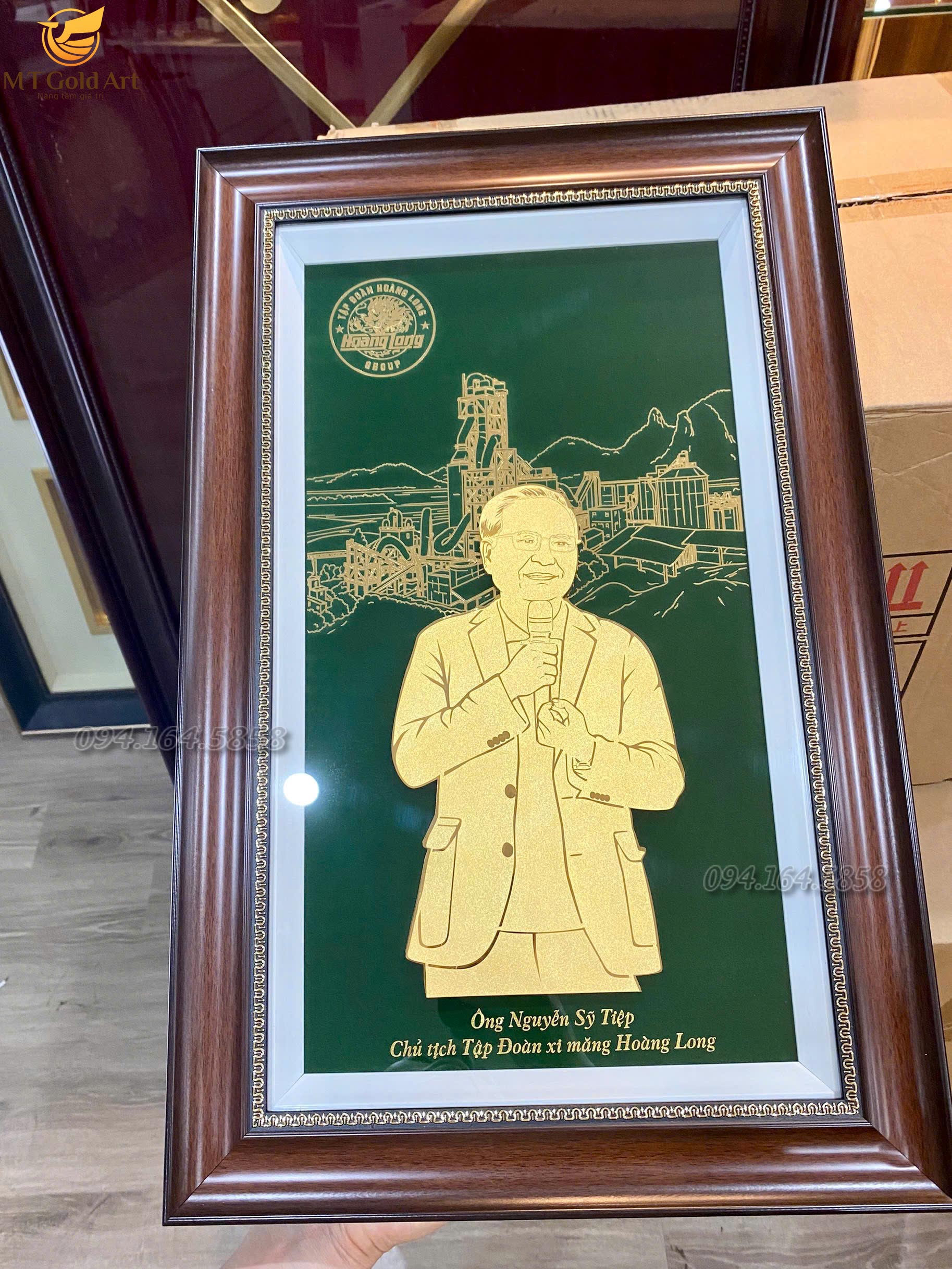 Quà tặng sếp : 69+ Gợi ý quà tặng sếp độc đáo, sang trọng, gây ấn tượng. Quà tặng doanh nhân sáng tạo-tranh chân dung dát vàng ồng Nguyễn Sỹ Tiệp- chủ tịch Tập Đoàn xi măng Hoàng Long