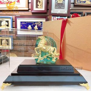 quà tặng cao cấp ý nghĩa- tượng ngựa chiến thắng dát vàng