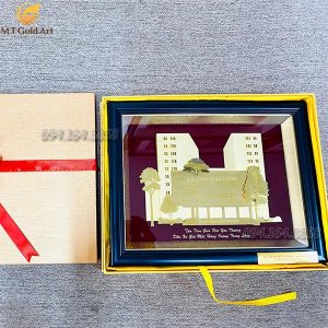 qua tang lanh dao Ds.Huynh Thi Ngoc Hanh tranh toa nha benh vien hung vuong dat van2