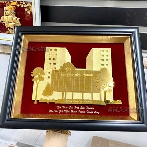 quà lưu niệm ý nghĩa cho sếp - Ds. Huỳnh Thị Hồng Hạnh- tranh tòa nhà bệnh viện Hùng Vương dát vàng