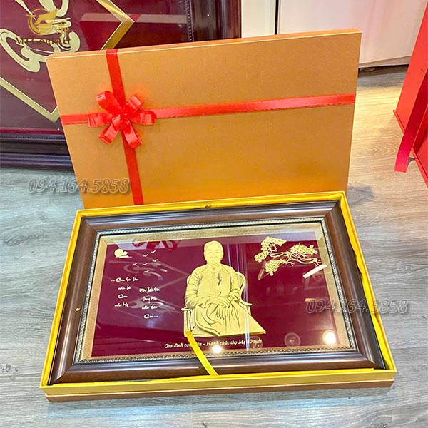 Quà mừng thọ mẹ 80 tuổi- tranh chân dung mẹ dát vàng 24k