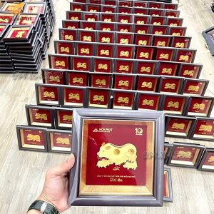 quà tặng kỷ niệm 10 năm thành lập hòa phát nông nghiệp- tranh đàn heo dát vàng
