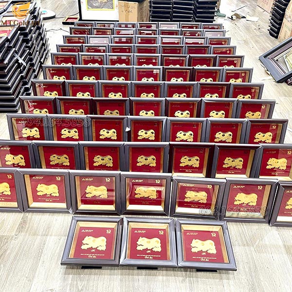 quà tặng kỷ niệm 10 năm thành lập hòa phát nông nghiệp- tranh đàn heo dát vàng quà tặng kỷ niệm 10 năm thành lập hòa phát nông nghiệp- tranh đàn heo dát vàng