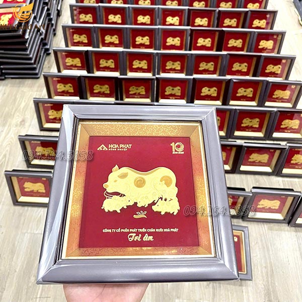 Bí Mật Quà Kỷ Niệm 10 Năm Thành Lập: 320 Bức Tranh Đàn Heo Dát Vàng Độc Quyền Từ Hòa Phát Nông Nghiệp quà tặng kỷ niệm 10 năm thành lập hòa phát nông nghiệp- tranh đàn heo dát vàng