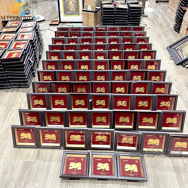 Bí Mật Quà Kỷ Niệm 10 Năm Thành Lập: 320 Bức Tranh Đàn Heo Dát Vàng Độc Quyền Từ Hòa Phát Nông Nghiệp quà tặng kỷ niệm 10 năm thành lập hòa phát nông nghiệp- tranh đàn heo dát vàng