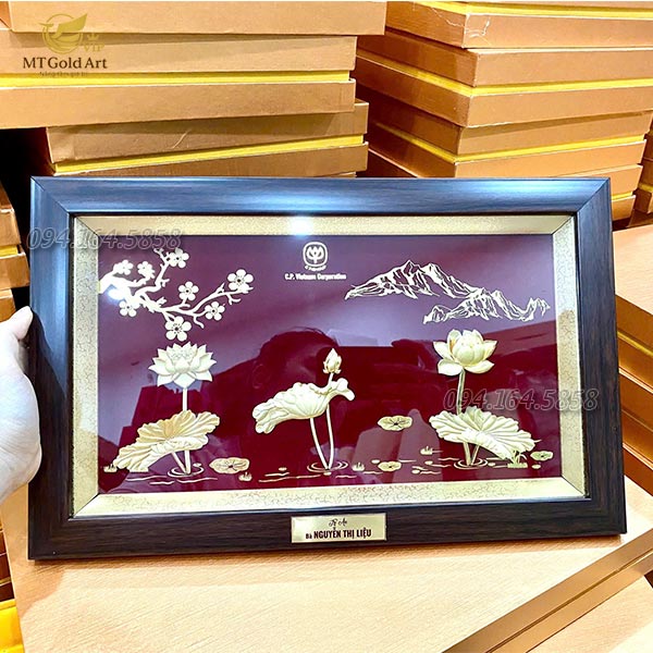 Quà tết đối tác 2026- CP Việt Nam- tranh hoa sen dát vàng