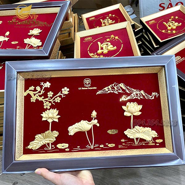 Quà tết đại lý 2026- CP Việt Nam- tranh hoa sen dát vàng