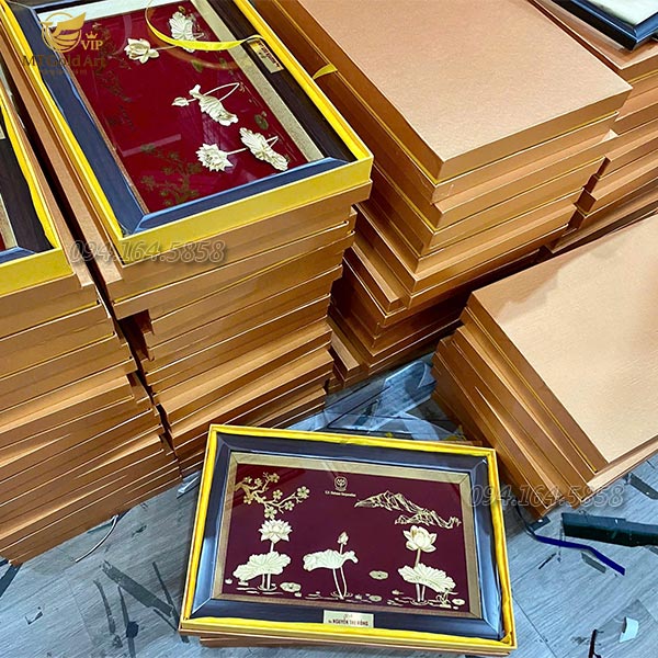 Quà tết đại lý 2026- CP Việt Nam- tranh hoa sen dát vàng