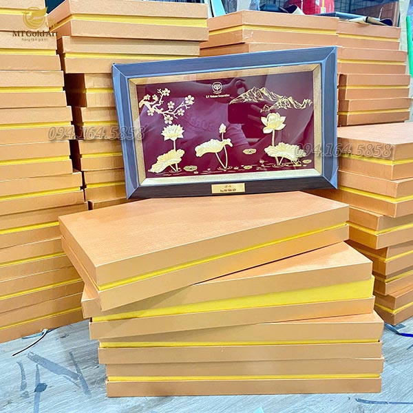 Quà tết đối tác 2026- CP Việt Nam- tranh hoa sen dát vàng