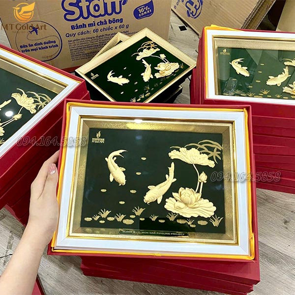 quà tết đối tác khách hàng- PV GAS- tranh cá chép hoa sen dát vàng quà tết đối tác khách hàng- PV GAS- tranh cá chép hoa sen dát vàng