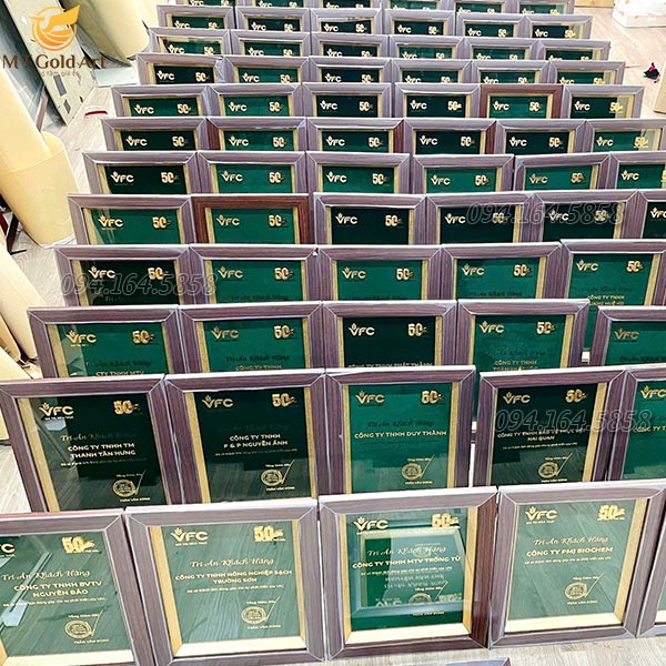 quà tết tri ân khách hàng-VFC- tranh thiết kế dát vàng