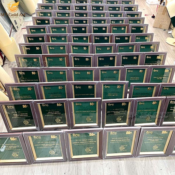 quà tết tri ân khách hàng-VFC- tranh thiết kế dát vàng