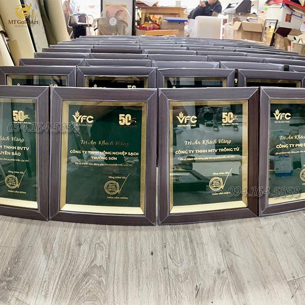 quà tết tri ân khách hàng-VFC- tranh thiết kế dát vàng