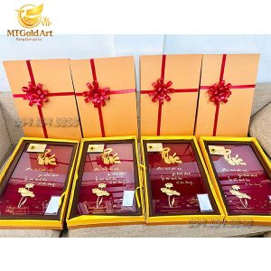 Qua tet tang lanh dao nam a bank tranh chu phuc hoa sen dat vang1