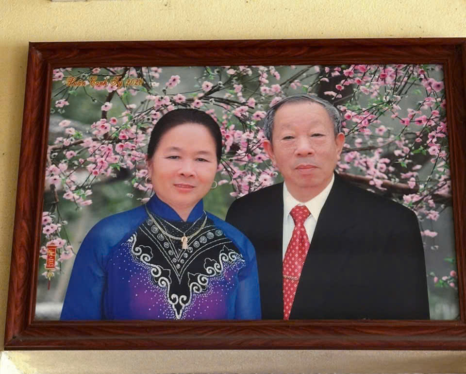 Quà Mừng Thọ Cho Bố Mẹ: Cận Cảnh Tuyệt Phẩm Tranh Chân Dung Dát Vàng Độc Bản Tại MT Gold Art Quà mừng thọ cho bố mẹ- tranh chân dung cha mẹ dát vàng