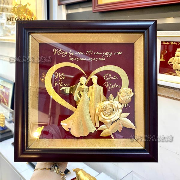 Quà tặng 10 năm ngày cưới Mỹ Phúc- Quốc Nghĩa- tranh cô dâu chú rể dát vàng