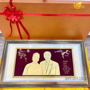 Quà mừng thọ cho bố mẹ- tranh chân dung cha mẹ dát vàng