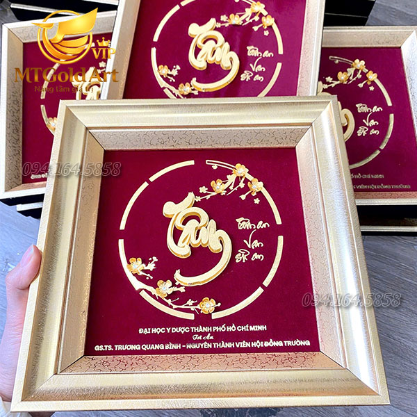 Quà tết tặng lãnh đạo đại học y dược thành phố hồ chí minh- tranh chữ tâm dát vàng