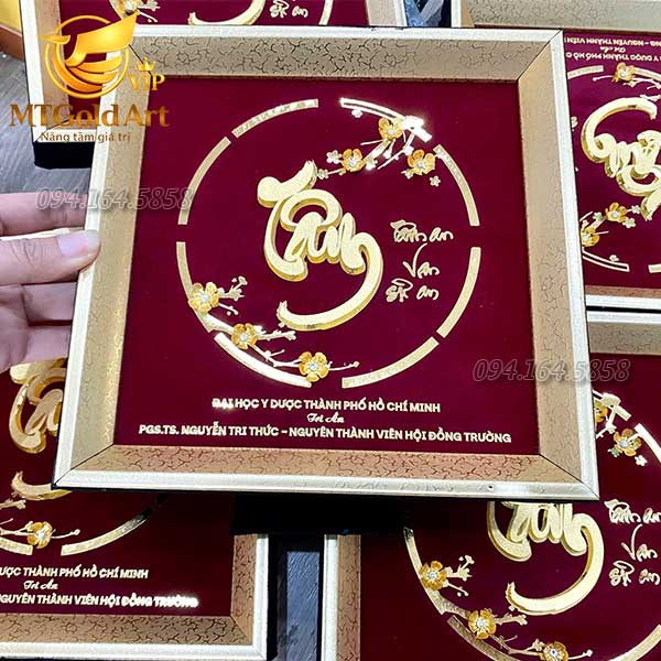 Quà tết tặng lãnh đạo đại học y dược thành phố hồ chí minh- tranh chữ tâm dát vàng