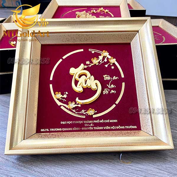 Quà tết tặng lãnh đạo đại học y dược thành phố hồ chí minh- tranh chữ tâm dát vàng
