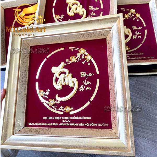 Quà tết tặng lãnh đạo đại học y dược thành phố hồ chí minh- tranh chữ tâm dát vàng