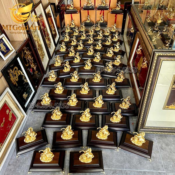 Quà tết 2026- tượng ngựa chiến thắng dát vàng