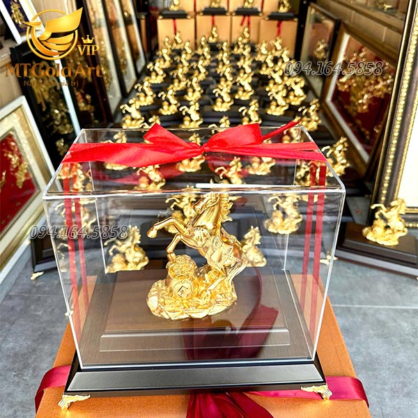 Quà tết 2026- tượng ngựa chiến thắng dát vàng