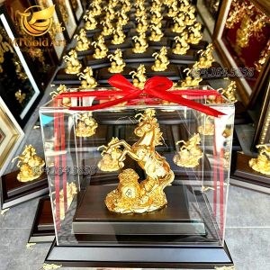 Quà tết 2026- tượng ngựa chiến thắng dát vàng